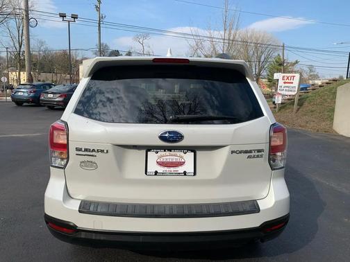 Crystal White Pearl 2017 Subaru Forester 2.5i Premium