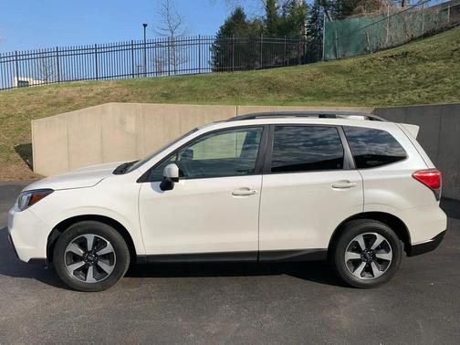 Crystal White Pearl 2017 Subaru Forester 2.5i Premium