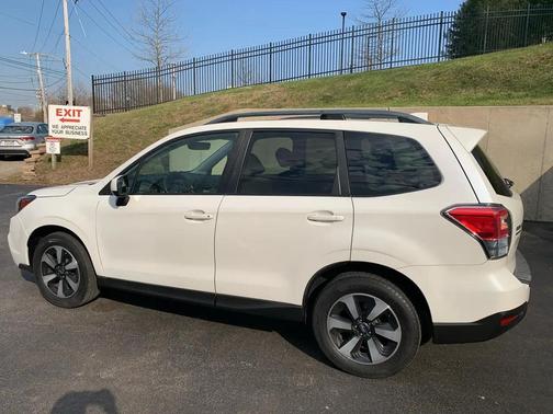 Crystal White Pearl 2017 Subaru Forester 2.5i Premium