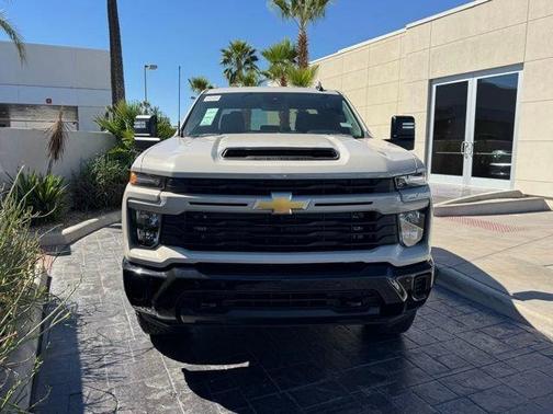 White Sands 2026 Chevrolet Silverado 2500 Custom
