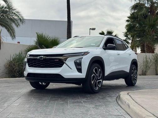 Summit White 2026 Chevrolet Trax FWD 2RS