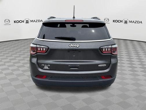 Granite Crystal Clearcoat Metallic 2018 Jeep Compass Latitude