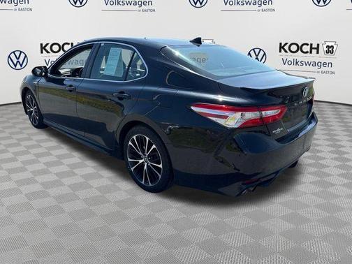 Midnight Black Metallic 2018 Toyota Camry Hybrid SE