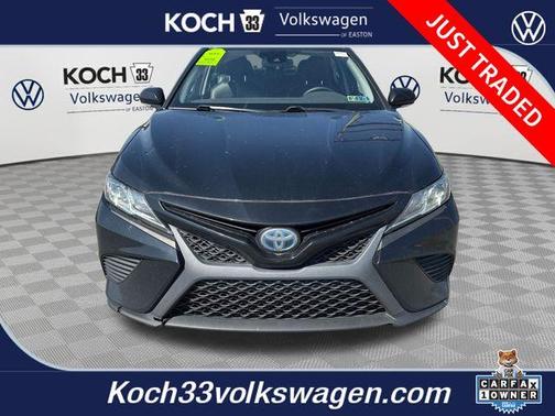 Midnight Black Metallic 2018 Toyota Camry Hybrid SE