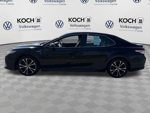 Midnight Black Metallic 2018 Toyota Camry Hybrid SE