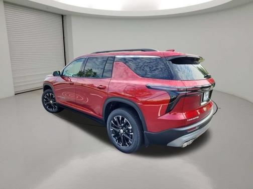 Radiant Red Tintcoat 2026 Chevrolet Traverse LT