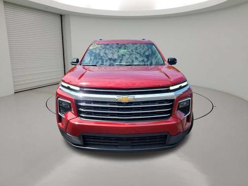 Radiant Red Tintcoat 2026 Chevrolet Traverse LT