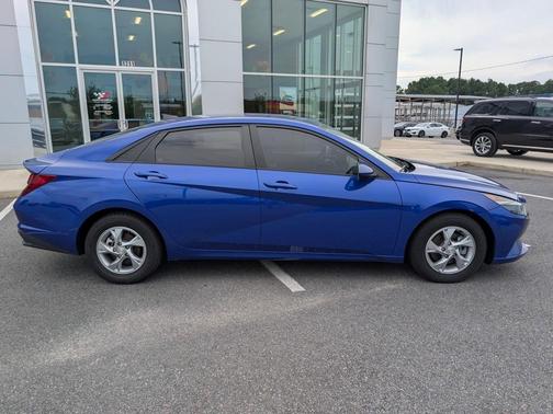 2022 Hyundai ELANTRA SE
