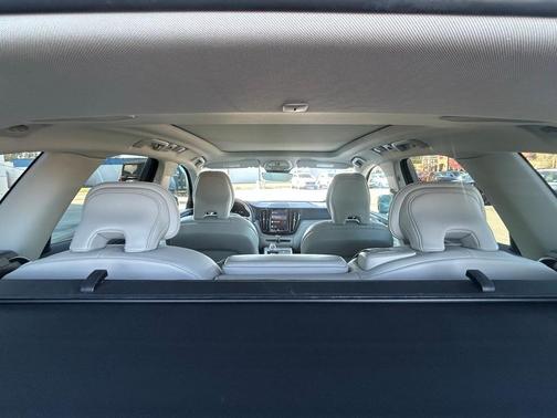 2023 Volvo XC60 B6 Ultimate Dark Theme