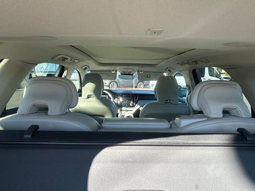 2023 Volvo XC60 B6 Ultimate Dark Theme