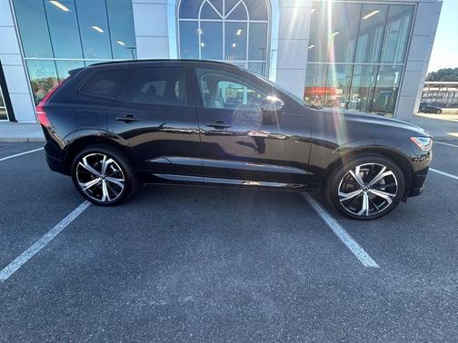 2023 Volvo XC60 B6 Ultimate Dark Theme