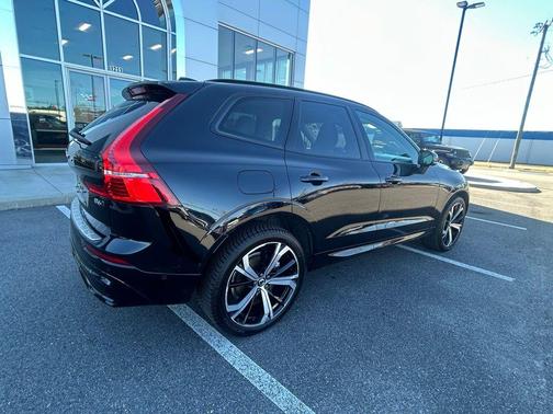 2023 Volvo XC60 B6 Ultimate Dark Theme