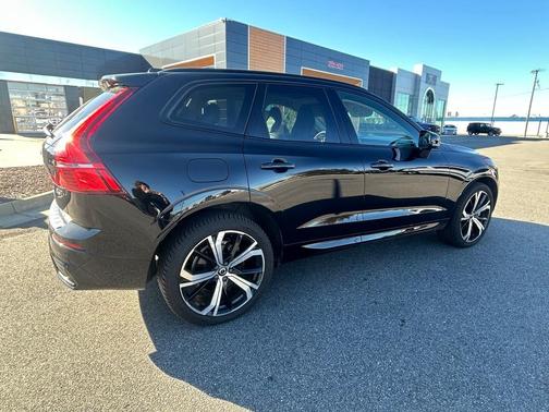 2023 Volvo XC60 B6 Ultimate Dark Theme