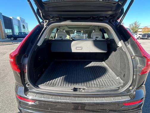 2023 Volvo XC60 B6 Ultimate Dark Theme