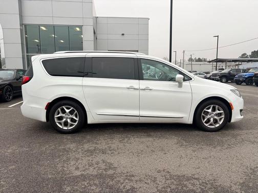 2018 Chrysler Pacifica Touring-L