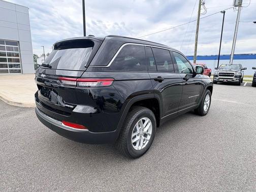 Diamond Black 2026 Jeep Grand Cherokee Laredo