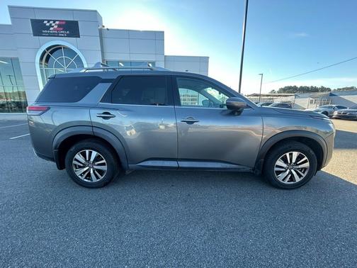 2022 Nissan Pathfinder SL
