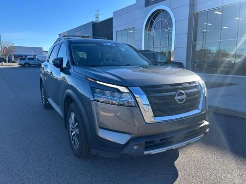 2022 Nissan Pathfinder SL