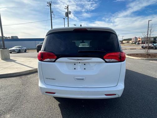 2022 Chrysler Voyager LX