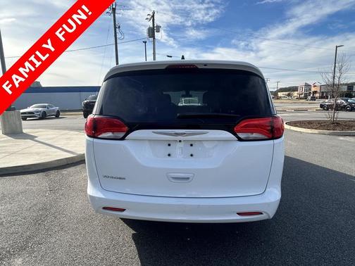 2022 Chrysler Voyager LX