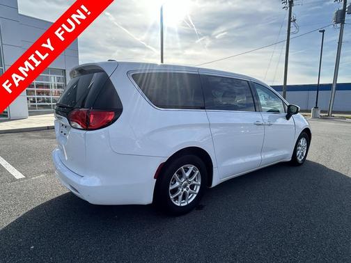 2022 Chrysler Voyager LX