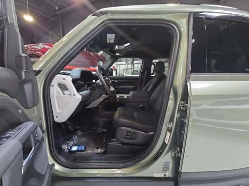 2025 Land Rover Defender 110 P300
