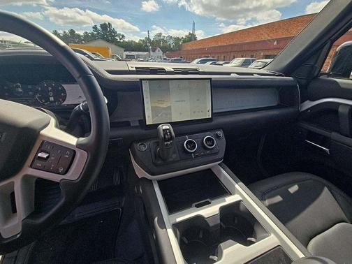 2025 Land Rover Defender 110 P300