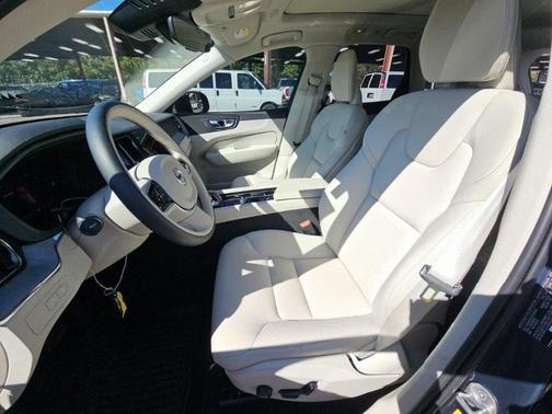 2025 Volvo XC60 Plug-In Hybrid T8 Plus