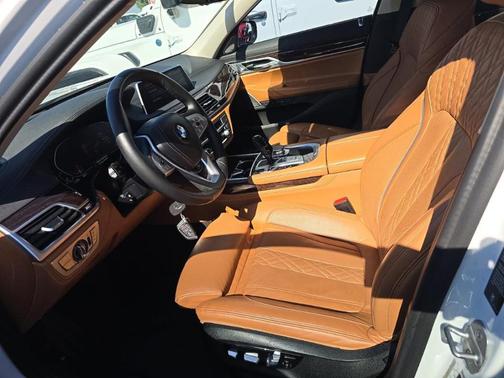 Mineral White Metallic 2022 BMW 740 i xDrive