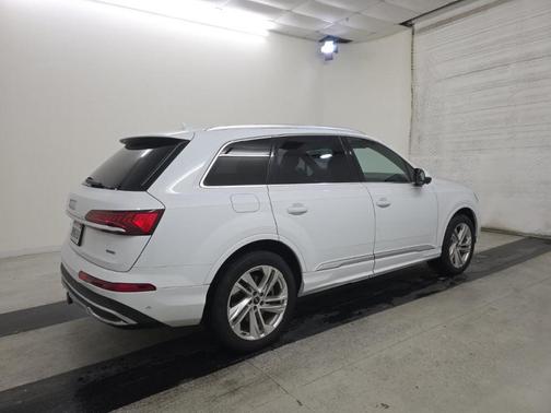 Glacier White Metallic 2021 Audi Q7 45 Premium Plus
