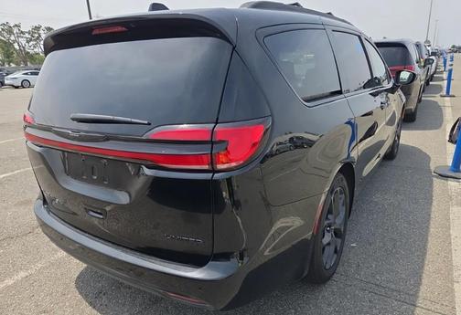 Diamond Black Crystal Pearlcoat 2025 Chrysler Pacifica Limited