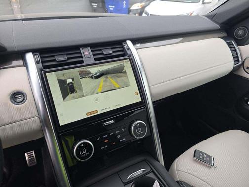 Santorini Black Metallic 2023 Land Rover Discovery P360 Metropolitan Edition
