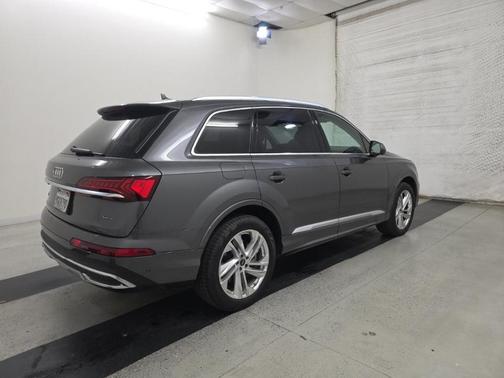 Samurai Gray Metallic 2023 Audi Q7 45 Premium
