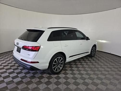 2022 Audi Q7 45 Premium Plus