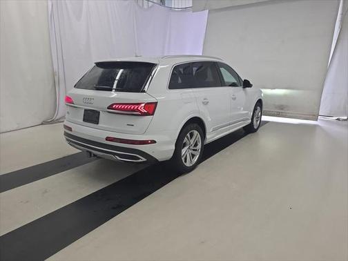 2022 Audi Q7 45 Premium Plus