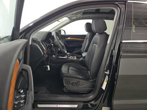 Mythos Black Metallic 2023 Audi Q5 45 S line Premium