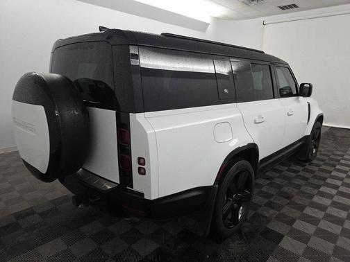 2024 Land Rover Defender 130 P400 X-Dynamic SE