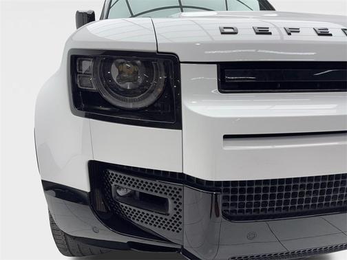 2024 Land Rover Defender 130 P400 X-Dynamic SE