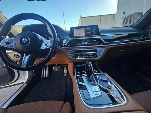 2022 BMW 740 i