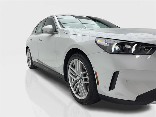 2025 BMW 530 530i SPORT LINE,NAV,CAM,SUNROOF,HTD STS,HEADS UP