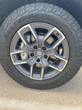 Gray 2025 Rivian R1S