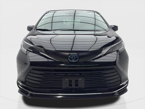 2023 Toyota Sienna XLE 8 Passenger