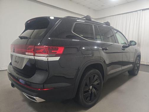 Deep Black 2024 Volkswagen Atlas 2.0T SE w/Technology