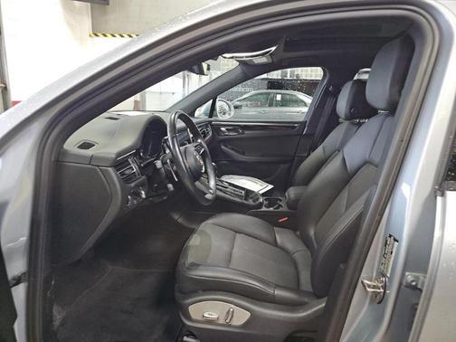 Dolomite Silver Metallic 2022 Porsche Macan Macan