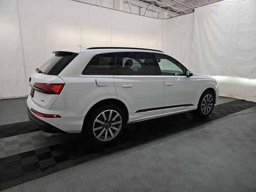 Glacier White Metallic 2023 Audi Q7 45 Premium Plus