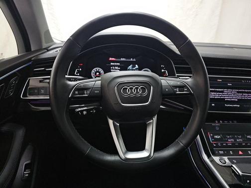 Glacier White Metallic 2023 Audi Q7 45 Premium Plus