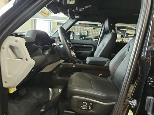 2023 Land Rover Defender 130 SE