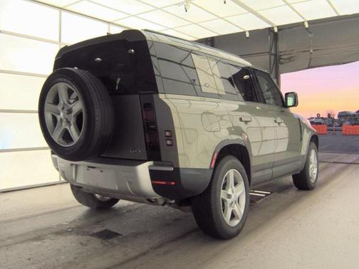 2022 Land Rover Defender 110 SE