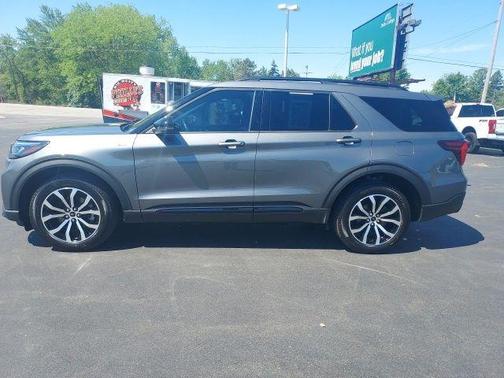 Carbonized Gray Metallic 2025 Ford Explorer ST-Line