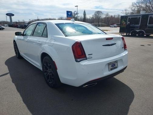 2023 Chrysler 300 Touring L